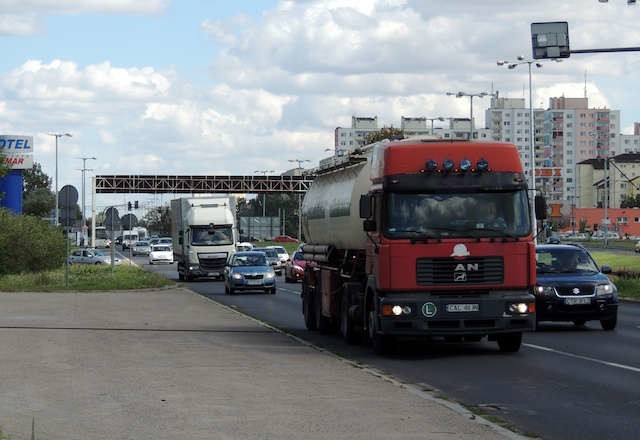 Coraz więcej ciężarówek pojawi się na ulicach Torunia i blokuje swobodny przejazd.