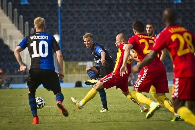 Fragment meczu Zawisza - Korona (2:0) na inaugurację sezonu. Z kielczanami walczą Korneliusz Sochań (przy piłce) i Jakub Wójcicki.