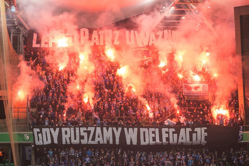 Lech Poznań: Grupa kibiców Ultras Lech przestała istnieć. Kto zajmie się oprawami? Znamy kulisy ataku chuliganów Widzewa Łódź