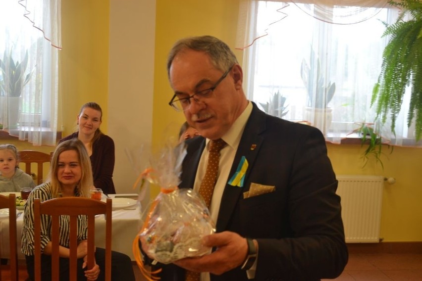 Prezydent Suwałk spotkał się z prawosławnymi uchodźcami z Ukrainy. Dziś obchodzą Wielkanoc [ZDJĘCIA]