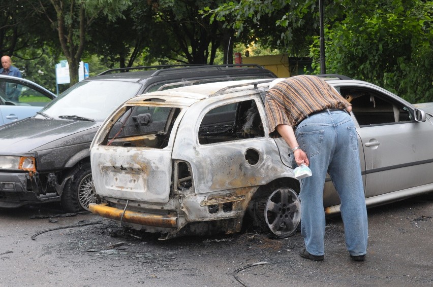 Ul. Szmaragdowa: Ktoś podpalił samochód w nocy (WIDEO,FOTO)