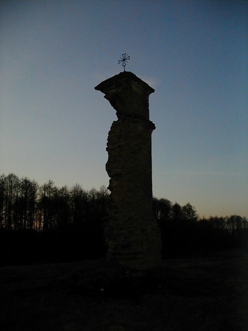Stara kolumna w podkuLnickiej wsi Wolkusze pochodzi prawdopodobnie z czasów Napoleona