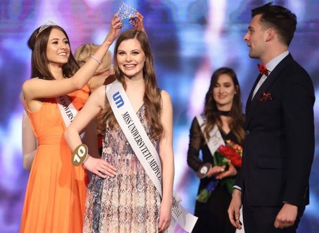 Kinga Sęk z Łowicza została udekorowana koroną przez ubiegłoroczną miss Magdalenę Czech z Opoczna