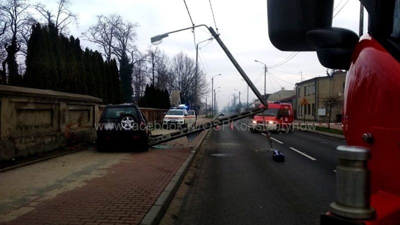 Wypadek przy ul. Łaskiej. Samochód złamał latarnię w dwóch miejscach i zatrzymał się na ogrodzeniu cmentarza [zdjęcia]