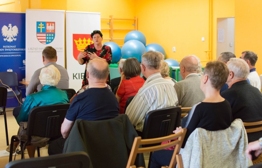 O codziennym życiu z chorobą Parkinsona rozmawiali na seminarium w Kielcach. Było wiele pytań od chorych i ich rodzin [WIDEO, ZDJĘCIA]