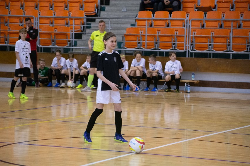Ciekawa rywalizacja w Młodzieżowej Lidze Futsalu w Busku Zdroju. Pierwszą edycję wygrał GKS Futsal Nowiny. Zobacz zdjęcia