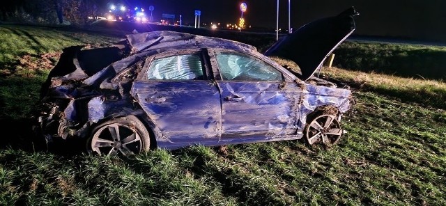 Kierowca samochodu, który dachował, nie wymagał hospitalizacji.