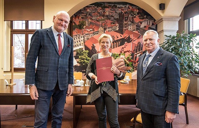 Kinga Litowska odebrała ministerialną nagrodę z rąk prezydenta Michała Zaleskiego oraz zastępcy prezydenta Zbigniewa Fiderewicza