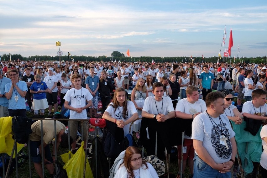 Lednica 2016: Tysiące młodych modli się przed Bramą-Rybą