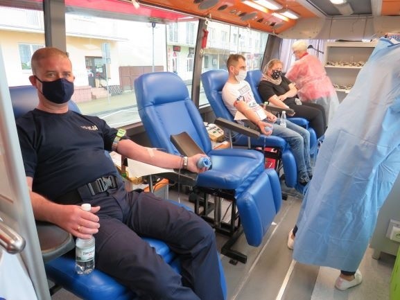 W Zwoleniu krew oddali policjanci i "cywilni" mieszkańcy...