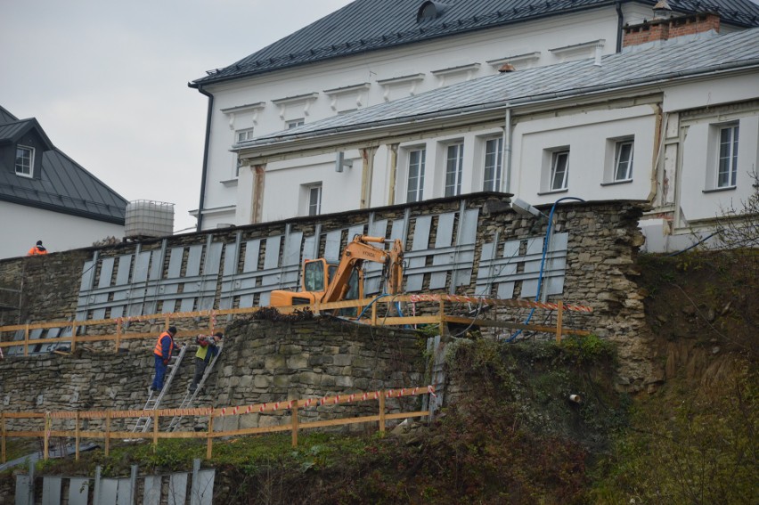 Prace zabezpieczające grybowskie osuwisko potrwają do końca...