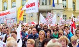 Protest nauczycieli w Warszawie. Jadą walczyć o wyższe pensje