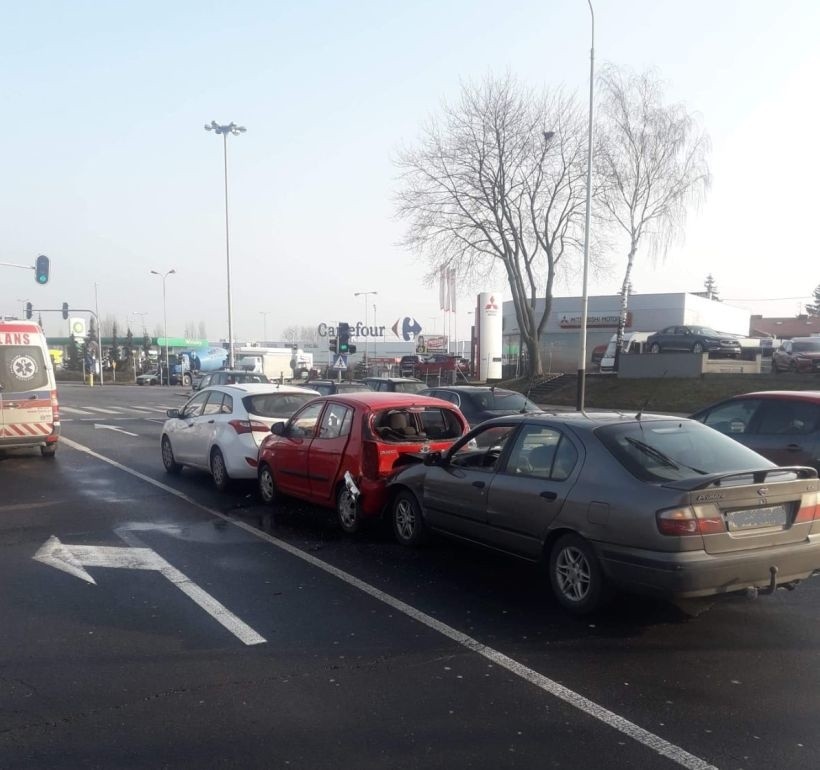 Wypadek na ul. Rzgowskiej. Zderzyły się 3 samochody. Są ranni [ZDJĘCIA] 