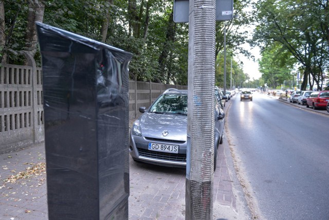 Parkomaty przy ulicy Smoluchowskiego - jeszcze zakryte, ale już w przyszłym tygodniu za parkowanie będziemy płacić