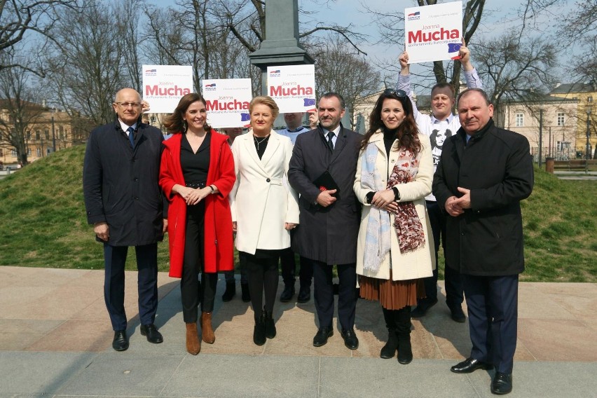 Należała do Unii Wolności, a od 2003 r. jest w Platformie...