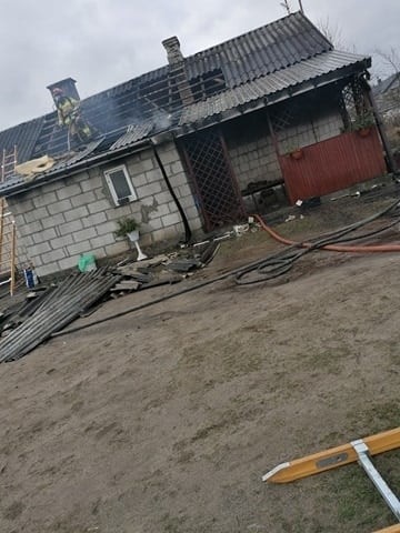 Jelonki. Pożar domu wybuchł 8.04.2021. Jedna osoba została ranna. Zdjęcia