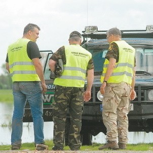 Michał Futro-kierowca (od lewej), komendant i strażnik...