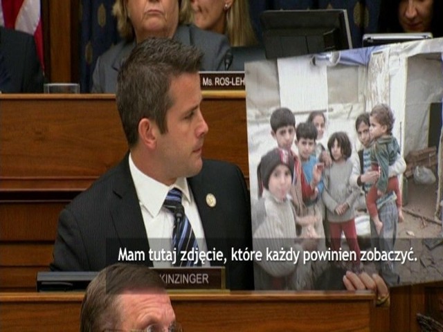 Deputowany pokazał członkom komisji zdjęcie syryjskich dzieci, jednocześnie wyczytując skutki działania Sarinu.