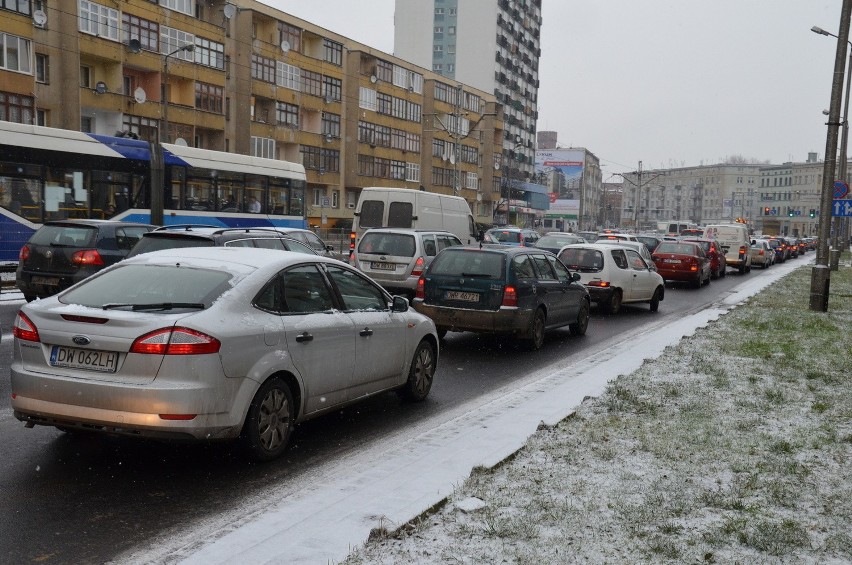 Wrocław sparaliżowany. Ślisko na ulicach. Kierowcy utknęli w ogromnych korkach (ZDJĘCIA)