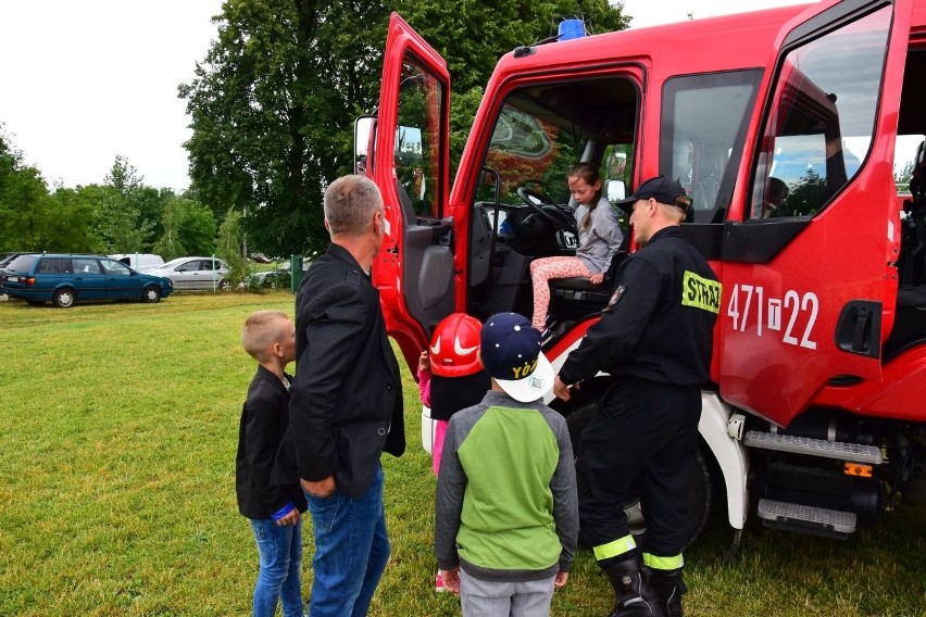 VI Piknik Rycerski w Ossolinie. Aktor Leszek Teleszyński z berłem