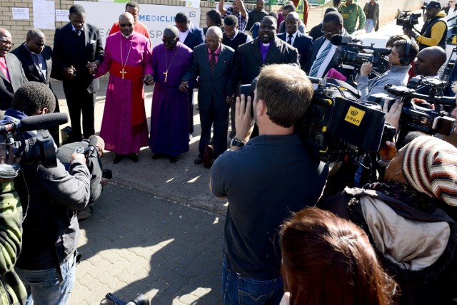 Nelson Mandela leży w szpitalu w Pretorii, do którego trafił w związku z problemami z płucami. Przed szpitalem gromadzą się media z całego świata, a mieszkańcy RPA życzą swojemu bohaterowi narodowemu powrotu do zdrowia.