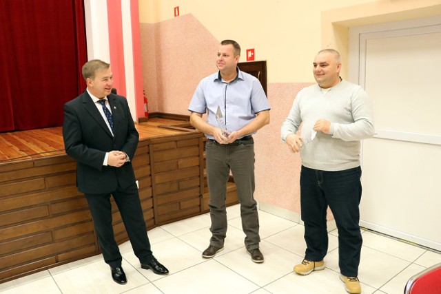 Od lewej wójt gminy Jan Pyrkosz, Dariusz Andreasik i Grzegorz Mierzwa podczas sesji Rady Gminy, gdzie gratulowano im męstwa