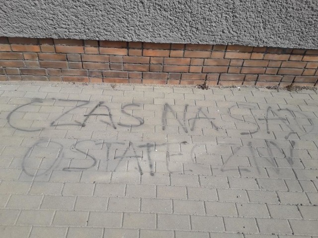 Na oknach i chodniku przed biurami PiS w Wąbrzeźnie i Golubiu-Dobrzyniu pojawiły się napisy "PZPR" oraz "Czas na sąd ostateczny". Sprawą zajmuje się policja.