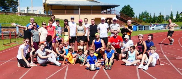 Na stadionie lekkoatletycznym w Kielcach w sobotę tradycyjnie odbyły się zajęcia Biegam Bo Lubię. Uczestniczyło w nich kilkadziesiąt osób. Zachęcamy do obejrzenia galerii zdjęć. Kto uczestniczył w zajęciach?Szczegóły na kolejnych slajdach.(dor)