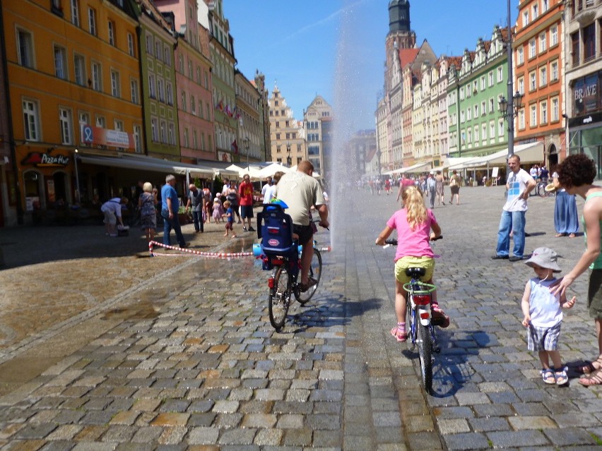 Upał doskwierał wrocławianom. Ratowały ich... fontanny (ZDJĘCIA)