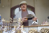 Stary Rynek w Poznaniu: Sprzedawca musiał rozmontować stragan, by odsłonić filary [ZDJĘCIA]