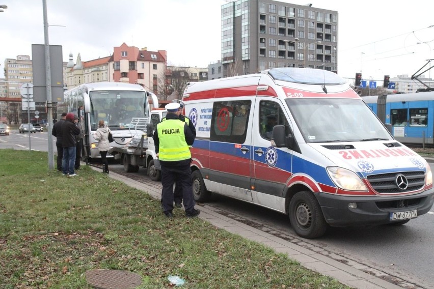 Wypadek autobusu z dziećmi. Dwie osoby w szpitalu 
