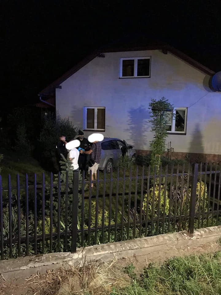 Dwa nocne wypadki w Baranowie Sandomierskim. Samochód potrącił pieszego, inne auto uszkodziło ogrodzenie i wjechało w dom! (ZDJĘCIA)