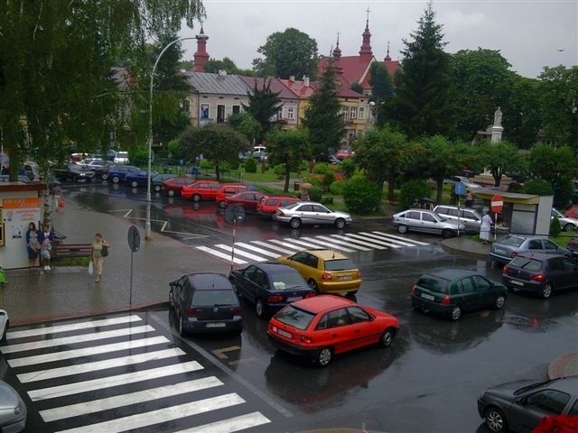 Tak jedna z głównych ulic w Dynowie wygląda w godzinach szczytu.