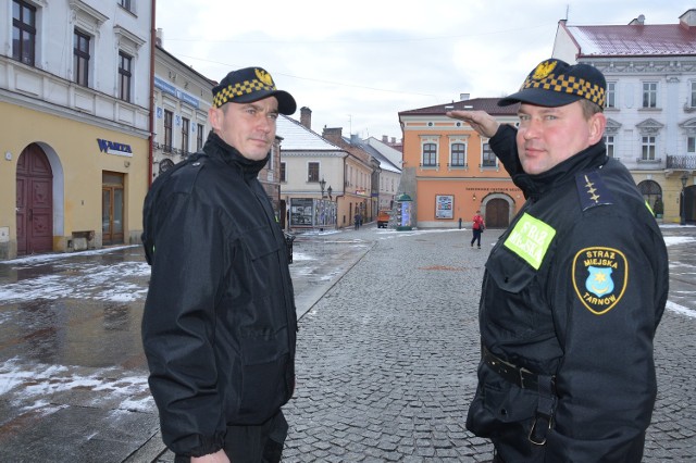 Tarnowianie coraz częściej dzwonią do strażników miejskich prosząc, aby skontrolowali, czym palą w piecu sąsiedzi. Na zdjęciu starszy inspektor Marek Kiermasz (z prawej) i strażnik Rafał Maciak