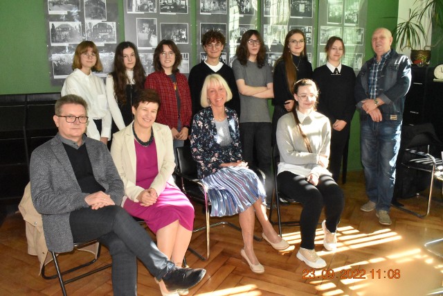 Uczestnicy warsztatów poetyckich z organizatorami i gośćmi Grudziądzkiej Jesieni Poezji