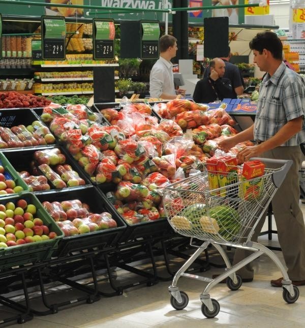 Tylko w Opolu w ciągu pół roku ruszyły aż trzy centra handlowe: Tesco, Karolinka i Solaris. To w nich pracę znajdą absolwenci nowej zawodówki.