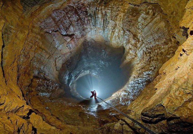 Zasady korzystania z materiałów PIG-PIBPolskie Tatry to kraina jaskiń, jednak ze względów bezpieczeństwa tylko kilka z nich zostało otwartych do zwiedzania dla turystów. Istnieją też takie, które mogą eksplorować tylko doświadczeni taternicy – dotyczy to m.in. najdłuższej i najgłębszej sieci skalnych korytarzy w kraju, czyli Jaskini Wielkiej Śnieżnej. No cóż... nam pozostaje tylko cieszyć oczy wspaniałymi zdjęciami wykonanymi w jej wnętrzu.