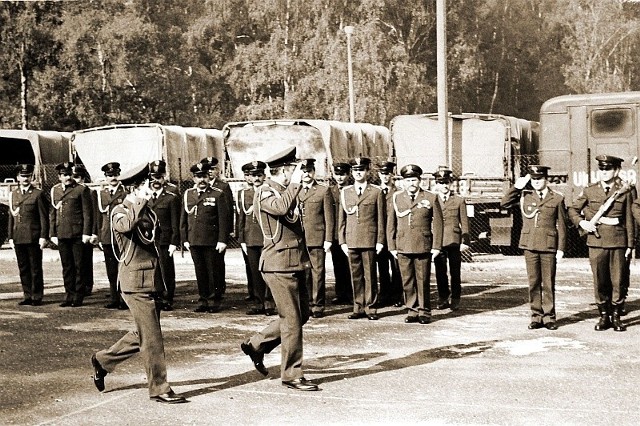 Tak wyglądały wojskowe uroczystości w Olszowej w latach 80. Tę część jednostki można było fotografować, ale wyrzutni rakiet i magazynów już nie.