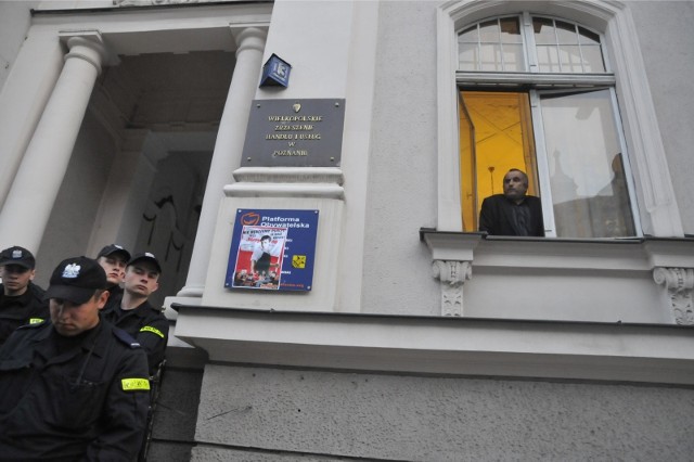 Kilkanaście minut przed godziną 14 w poniedziałek, 17 czerwca dwóch mężczyzn wtargnęło do biura poselskiego Platformy Obywatelskiej przy ul. Zwierzynieckiej. Zerwali tablicę informacyjną i krzyczeli, że nie życzą sobie tego ugrupowania na arenie politycznej, a Donald Tusk to kłamca i powinien "siedzieć". Sprawą zajmuje się policja.