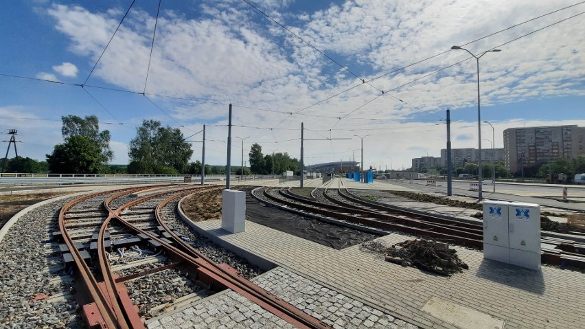 Prace drogowe w rejonie ulicy Modrej w Szczecinie. Trwa asfaltowanie nowego ronda. ZDJĘCIA