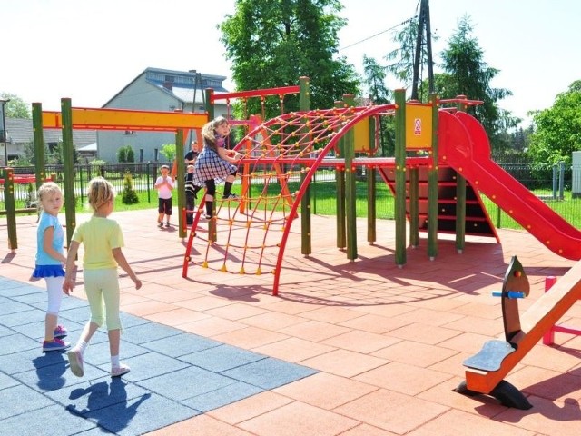 Przy tarnobrzeskiej &#8222;ósemce&#8221; powstał plac zabaw, który został sfinansowany w ramach projektu &#8222;Radosna szkoła&#8221;.