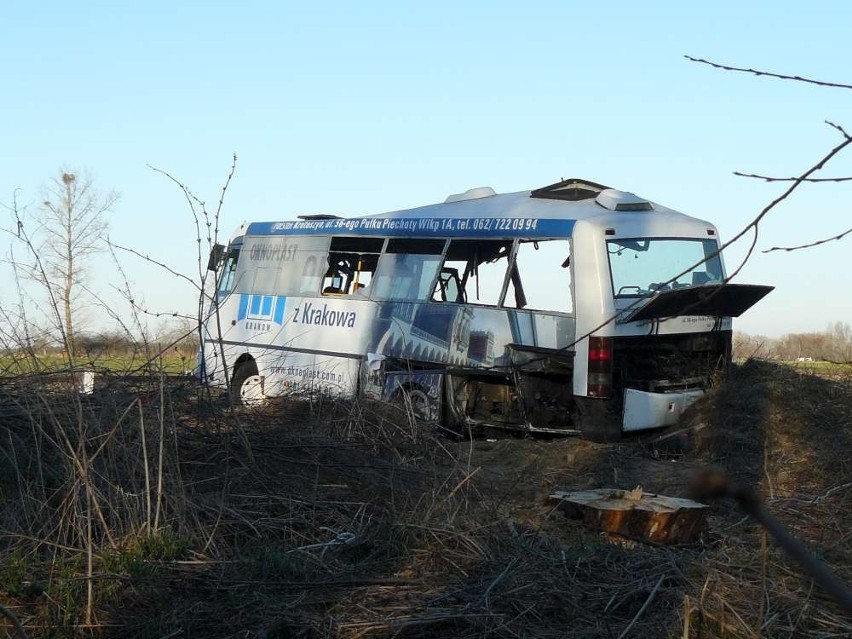 Wypadek pod Krotoszynem: W Dzierżanowie autobus zderzył się z szynobusem