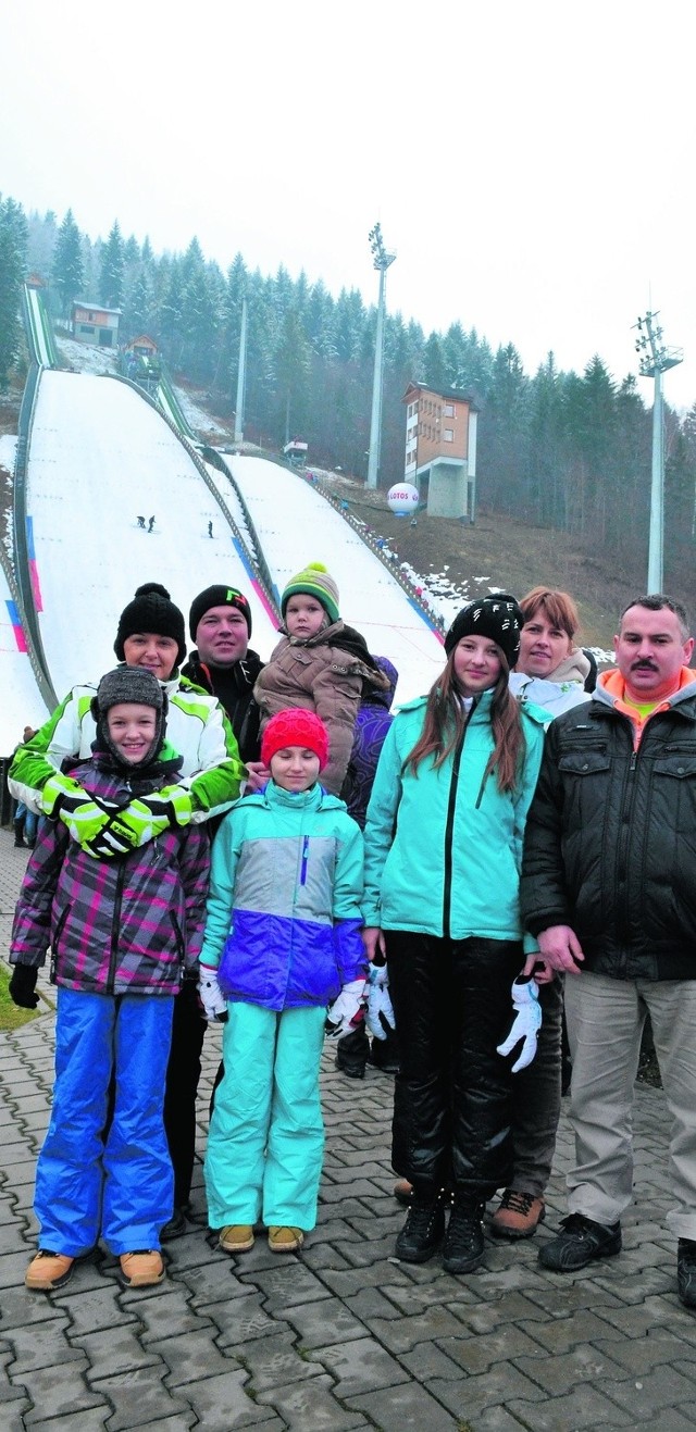 Małgorzata i Rafał Wielochowie z dziećmi (pierwsi z lewej) przyjechali na ferie do Szczyrku, w góry, w Beskidy, by odpocząć