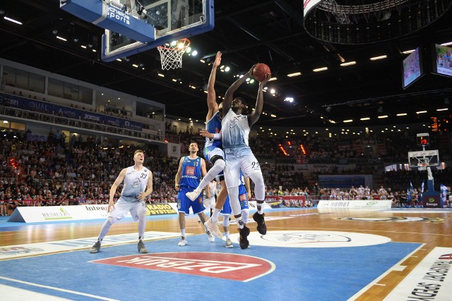 Niesamowity mecz Anwilu Włocławek. W decydującym spotkaniu o mistrzostwie Polski pokonał w Arenie Toruń Polski Cukier 89:77. MVP finałów został Ivan Almeida. Torunianie w decydującym starciu nie mieli wiele do powiedzenia. Mistrzostwo zdobyła czwarta drużyna po rundzie zasadniczej. Anwil obronił złoto! Zaczęło się dobrze dla torunian - Umeh trafił za trzy punkty. Potem rozpoczął się koncert skuteczności jednych i drugich. W końcu „siadła”skuteczność torunian, którzy przegrali pierwszą kwartę 21:28. Anwil nie miał żadnej straty w tym czasie (!), sześć razy trafił za trzy punkty (na dziewięć prób) i nie ma się co dziwić, że  to goście byli lepsi.Po przerwie najlepszym obrazem była sytuacja przy stanie 28:33. Torunianie trzykrotnie rzucali z rzędu za trzy punkty z czystych sytuacji w jednej akcji (po zbiórkach), ale ani Kuligowi, ani Umehowi, ani Lowery’emu nie udało się trafić do kosza. Mało tego były to rzuty bardzo niecelne. Z kolei w Anwilu potrafili z dystansu trafić Michalak i Łączyński. Bardzo słabo grał Lowery (0 celnych rzutów na 5 z gry), aż w końcu trener Mihevc posadził go na ławce. Wrócił na parkiet przy stanie 33:38. Chwilę później było już... 34:43. Lowery wtedy trafił wreszcie za trzy punkty, ale bardzo szybko odpowiedział w ten sam sposób Lichodiej. WPolskim Cukrze niemiłosiernie pudłował w tym czasie z wolnych Mbodj (3 celne na 6), nie radził sobie pod koszem w rywalizacji z niższymi rywalami i dodał do tego stratę. W połowie meczu torunianie przegrywali 40:50. Aż 30 punktów goście zdobyli rzytami z dystansu, najczęściej z czystych pozycji. Mimo wszystko jednak 10 punktów wydawało się stratą do odrobienia w 20 minut.Niestety, po przerwie było jeszcze gorzej. Anwil robił na parkiecie co chciał, torunianie popełniali kolejne straty. Na niespełna dwie minuty przed końcem trzeciej kwarty było już 55:70. Trzecią kwartę włocławianie wygrali 25:18. W tym momencie bawili się już grą, przy dopingu swoich kibiców. Toruń nie miał argumentów, żeby im się czymkolwiek przeciwstawić. Torunianie starali się, ale niewiele im tego dnia wychodziło. Na 143 sekundy przed końcem zniwelowali nawet różnicę do dziewięciu punktów (75:84), ale to było wszystko, na co było ich stać tego dnia.Trzeba przyznać uczciwie, że mistrzowie Polski zasłużenie obronili tytuł. Wdwóch decydujących meczach kontrolowali przebieg wydarzeń na boisku, mimo iż mieli jeszcze większe kłopoty zdrowotne w drużynie, niż torunianie. Dla Anwilu to trzeci tytuł mistrzowski w historii, dla Polskiego Cukru drugi wicemistrzowski.- Wygląda na to, że Anwil dzisiaj więcej chciał. Ten mecz od początku nam się nie układał - przyznał kapitan Polskiego Cukru Łukasz Wiśniewski.Co ciekawe - na trybunach nie było kompletu widzów. Łącznie było ich 5590, ale jeden sektor był prawie pusty. W sobotę o godzinie 17 na Rynku Staromiejskim zaplanowano fetę z okazji zdobycia srebrnego medalu przez torunian.ąPolski Cukier Toruń - Anwil Włocławek 77:89 (21:28, 19:22,  18:25, 19:14)Polski Cukier: M. Umeh 13 (3), A. Cel 12, K. Gruszecki 11 (3), R. Lowery 8 (2), C. Mbodj 6  oraz D. Kulig 12 (2), B. Diduszko 6,  T. Śnieg 6, Ł. Wiśniewski 3 (1), K. Sulima 0, Anwil:W. Lichodiej 16 (4), I. Almeida 13 (2), K. Łączyński 13 (3),  S. Szewczyk 12 (2), C. Simon 7 (1),  oraz  A. Broussard 12 (1), M. Michalak 9 (1), J. Zyskowski 7 (1), A. Czyż  0