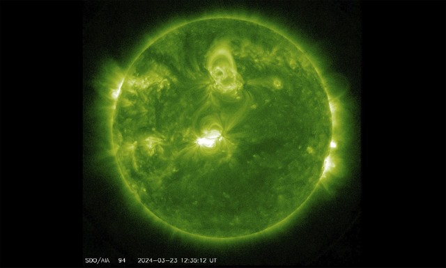 Powyższe zdjęcie z obserwatorium dynamiki Słońca NASA, wykonane w sobotę 23 marca 2024 r., przedstawia burzę geomagnetyczną wywołaną rozbłyskiem słonecznym.