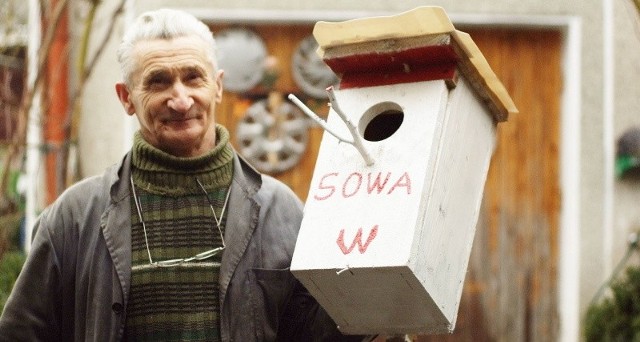 Władysław Jakubcewicz i budka zrobiona specjalnie dla sowy. Litera W oznacza, że jest jego. Są jeszcze domki jego wnuczek: Natalii i Klaudii.