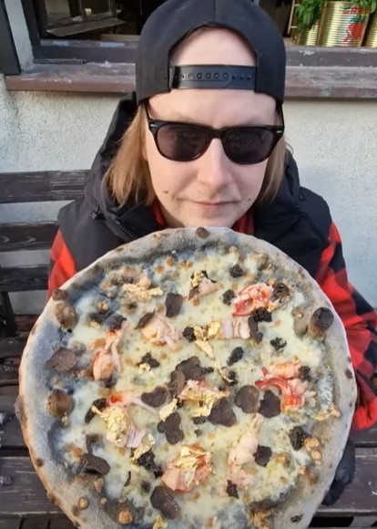 Pizza na specjalne zamówienie w Redzie kosztuje 799 zł.