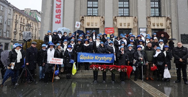 Śląskie Krystyny wyruszyły w sobotę 11 marca spod Teatru Śląskiego do Wrocławia, gdzie spotkają się ze swoimi imienniczkami z całej Polski Zobacz kolejne zdjęcia/plansze. Przesuwaj zdjęcia w prawo naciśnij strzałkę lub przycisk NASTĘPNE