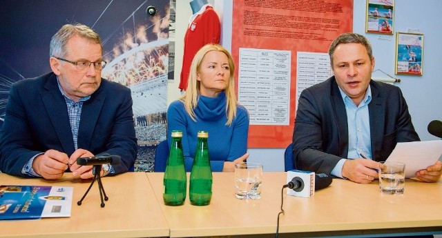 Waldemar Keister (pierwszy z lewej), Anita Osuch i prezydent Rafał Bruski. Jeśli znajdą wyjście z kryzysu, to już bez prezesa Keistera.