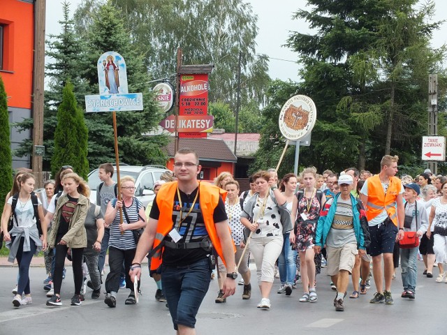 Grupa nr 1 starachowickiej pielgrzymki z parafii Wszystkich Świętych, na ulicach Starachowic